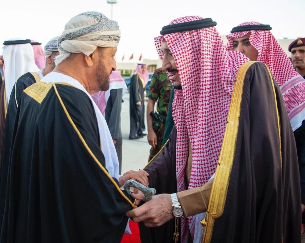 الملك سلمان لدى مغادرته عمان