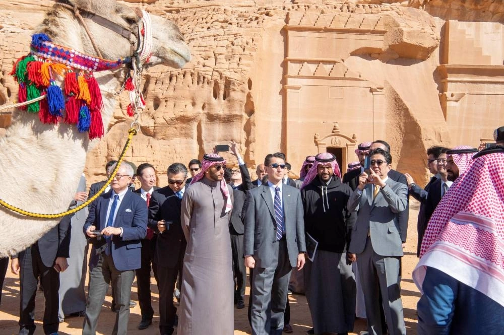 رئيس وزراء اليابان لدى زيارته مدائن صالح