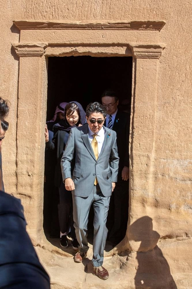 رئيس وزراء اليابان لدى زيارته مدائن صالح