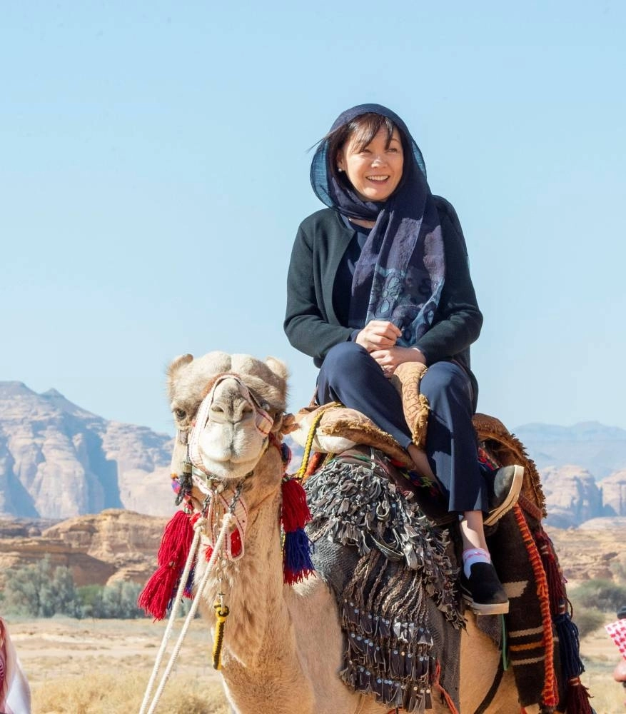 حرم شينزو آبي تمتطي جملا