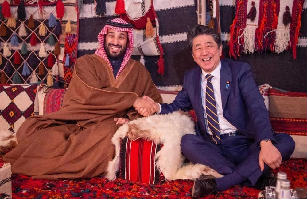الأمير محمد بن سلمان خلال لقائه شينزو آبي في العلا                                                                                                                                                   (واس)