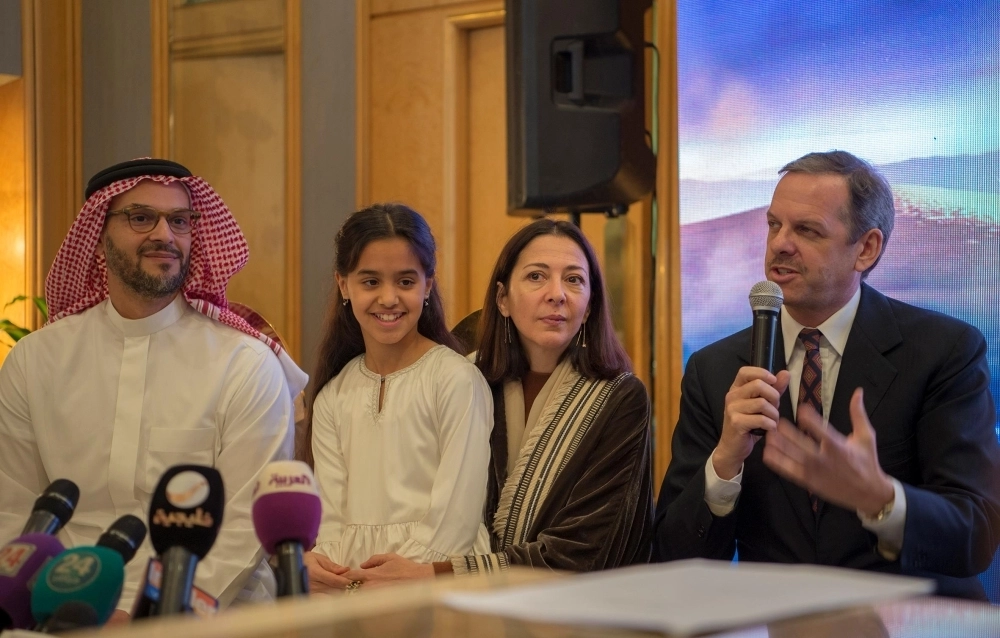 






الطفلة نورة تتوسط بافرط وباليتش خلال المؤتمر   (مكة)