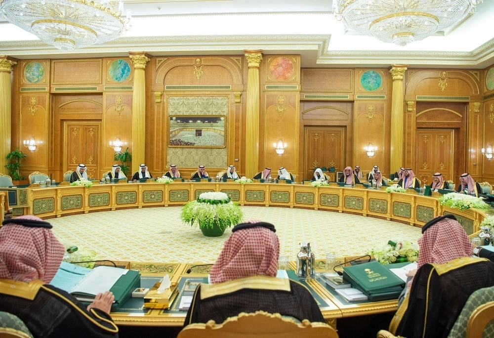 الملك سلمان لدى ترؤسه جلسة مجلس الوزراء في قصر اليمامة بالرياض أمس (واس)