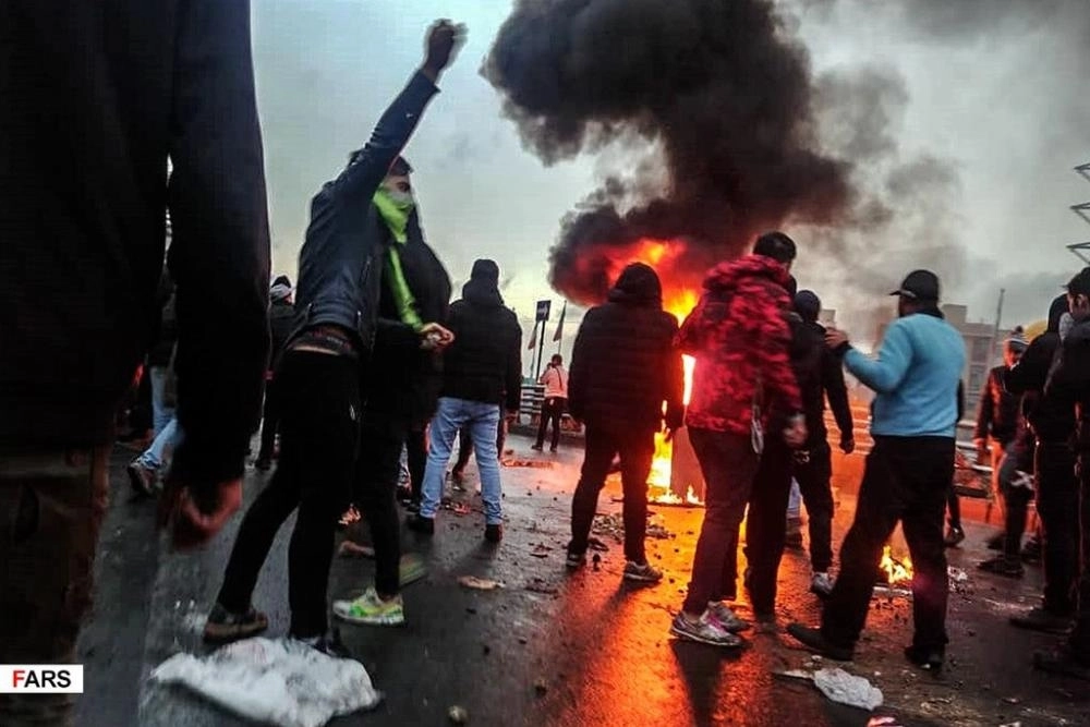 شباب إيرانيون يحتجون على القمع (مكة)