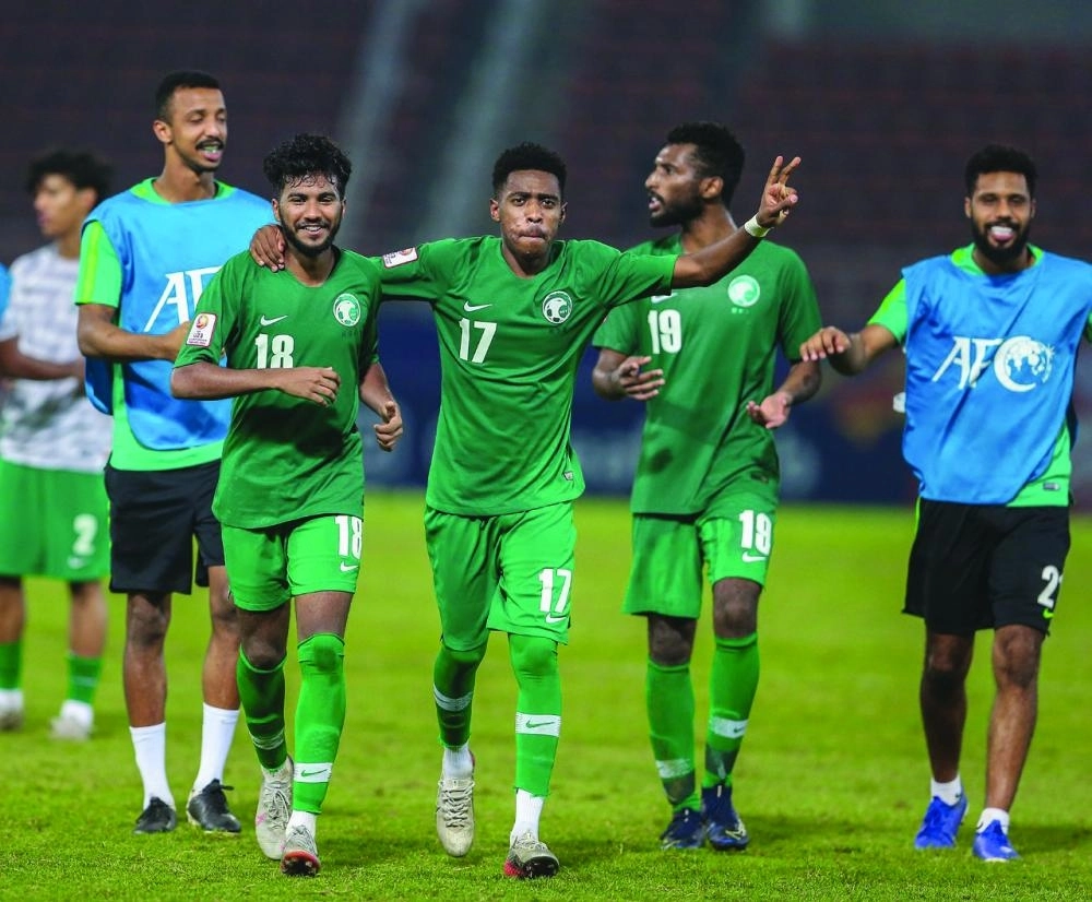 لاعبو الأخضر يرفعون علامة النصر (اعلامي المنتخب)