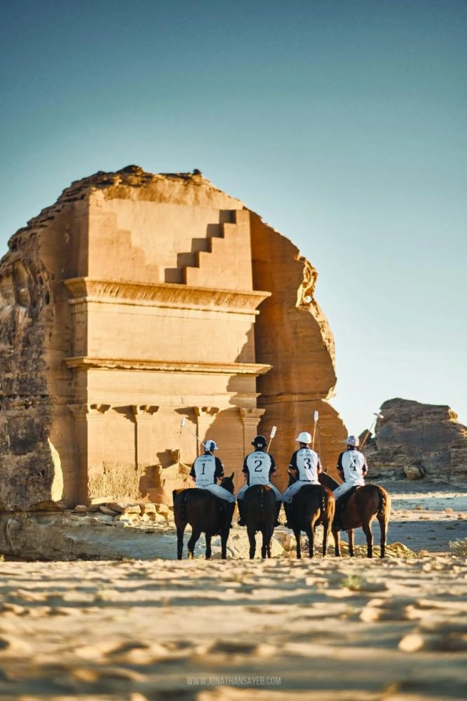 الفرسان أمام المناطق الأثرية بالعلا (مكة)