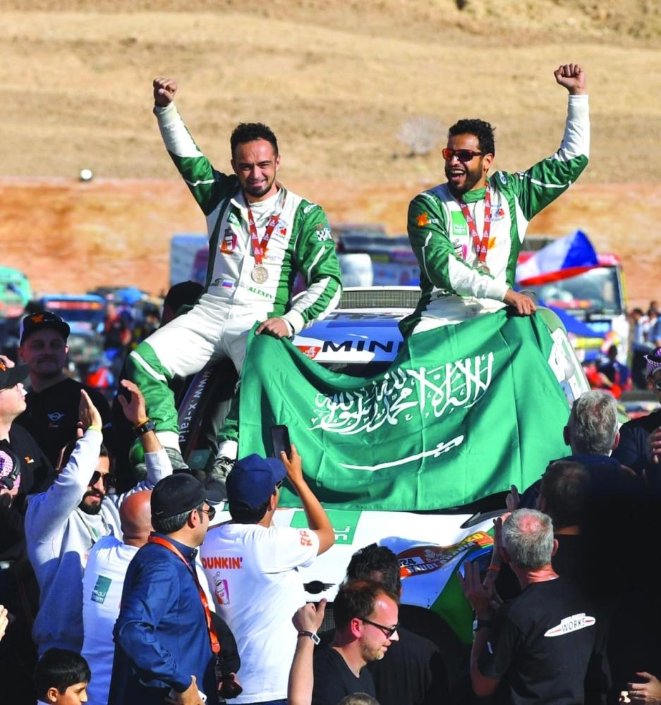 






الراجحي محتفلا بأفضل مركز سعودي بتاريخ الرالي (هيئة الرياضة)