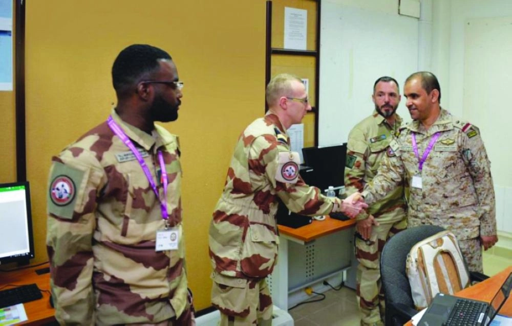 عادل البلوي خلال زيارته مقر التمرين المشترك   (واس)