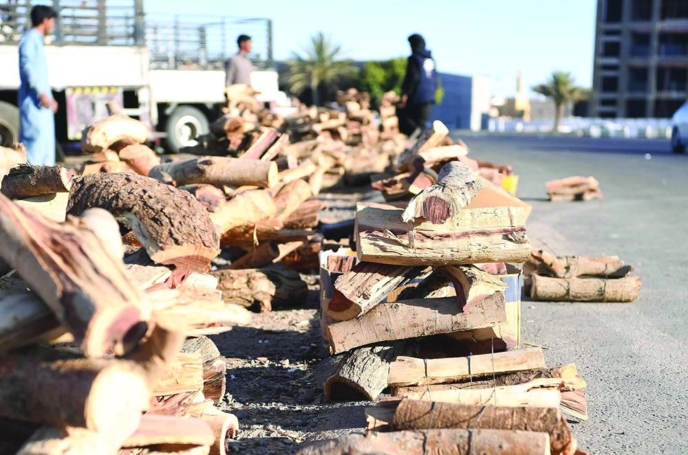 أنواع من الحطب المستورد في أسواق تبوك   (مكة)