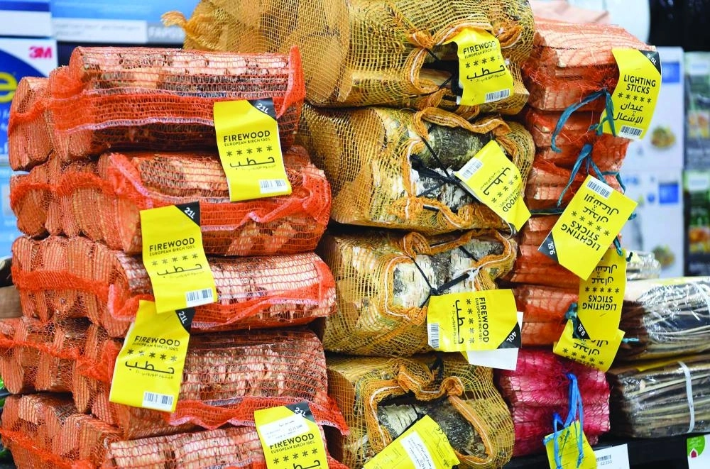 عبوات معروضة من الفحم والحطب (مكة)