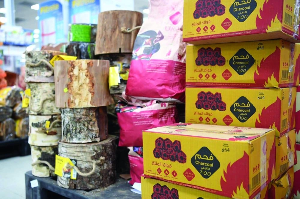 عبوات معروضة من الفحم والحطب (مكة)