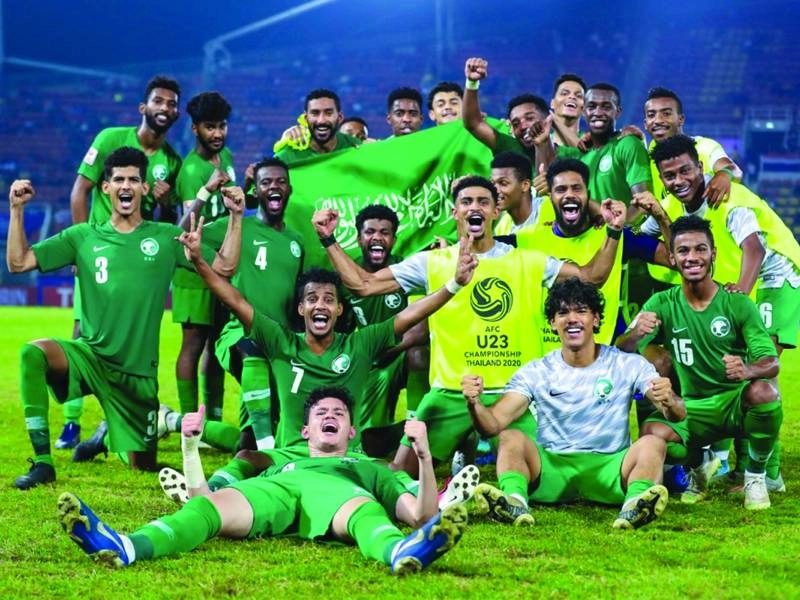 الحمدان يتلقى تهاني زملائه عقب تسجيله ضربة الجزاء بنجاح                                    (واس، موقع المنتخب)