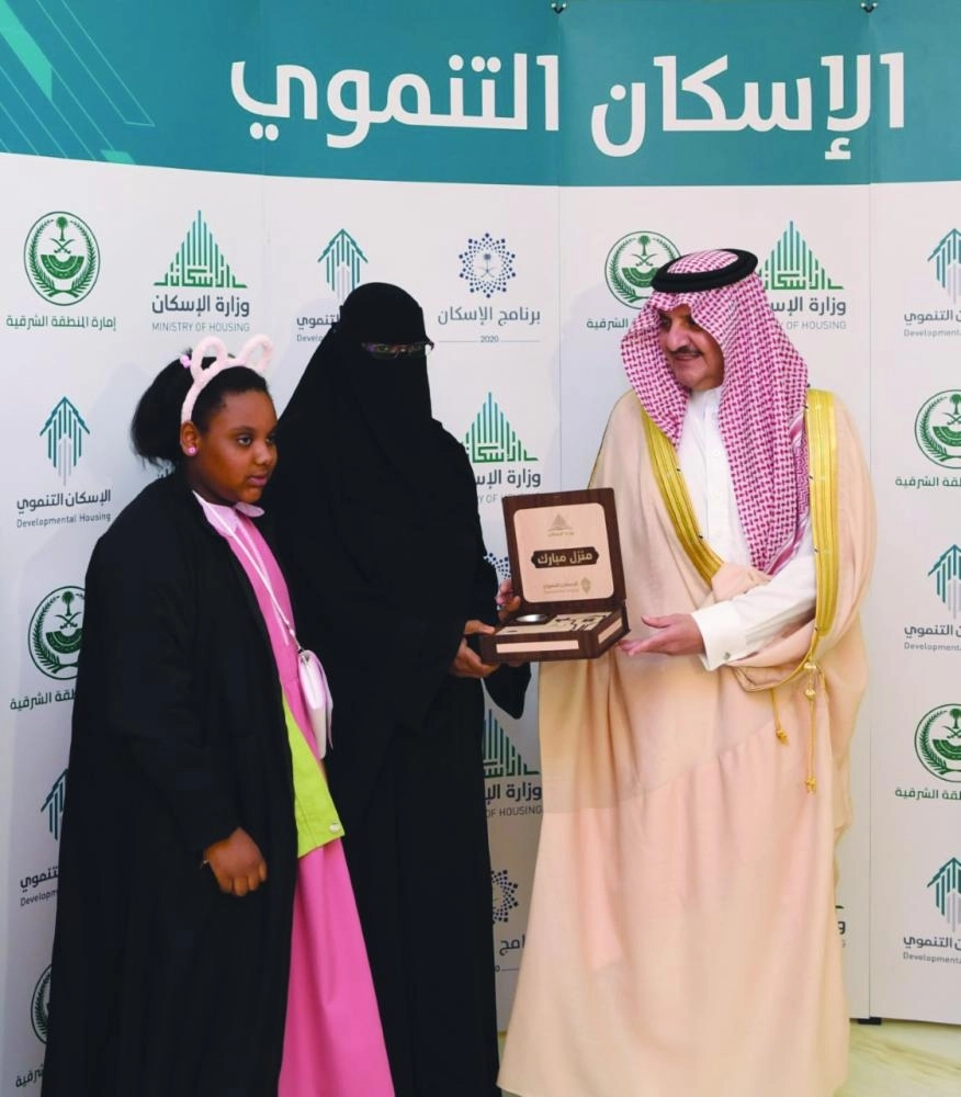 






تسليم إحدى الأسر المستفيدة وحدتها