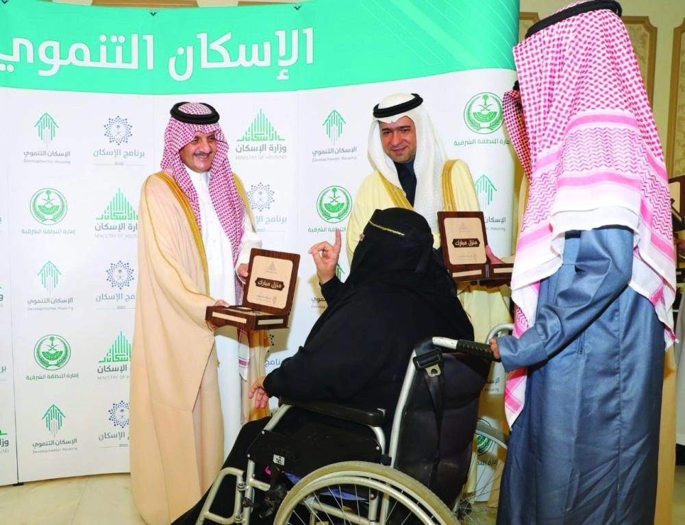 






خلال تسليم إحدى الأسر الوحدة العقارية (إمارة الشرقية)