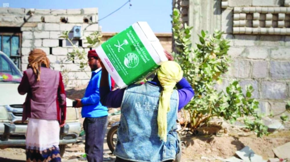 مركز الملك سلمان يوزع سلال غذائية في اليمن (واس)