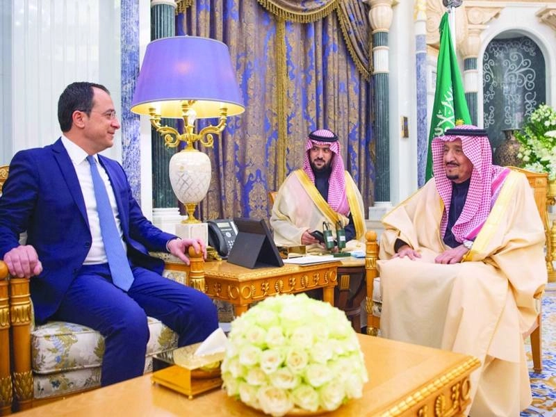 الملك سلمان خلال استقباله نيكوس كريستودوليديس أمس                                               (واس)