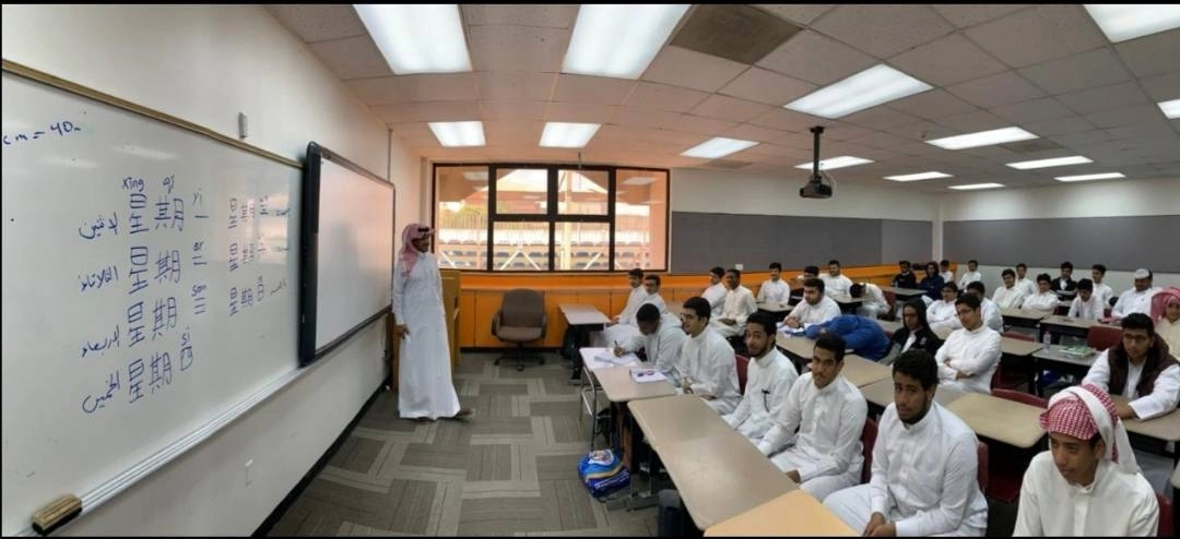 






أحد فصول تعلم اللغة الصينية في ثانوية الملك عبدالله بالدمام                                                                                  (مكة)