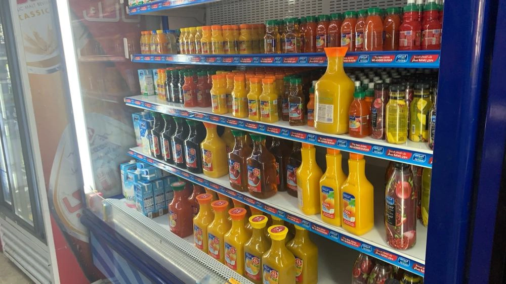 عصائر معروضة بأحد الأسواق (مكة)