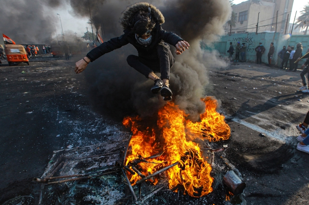 






متظاهرون يحرقون الإطارات في الشوارع    (د ب أ)