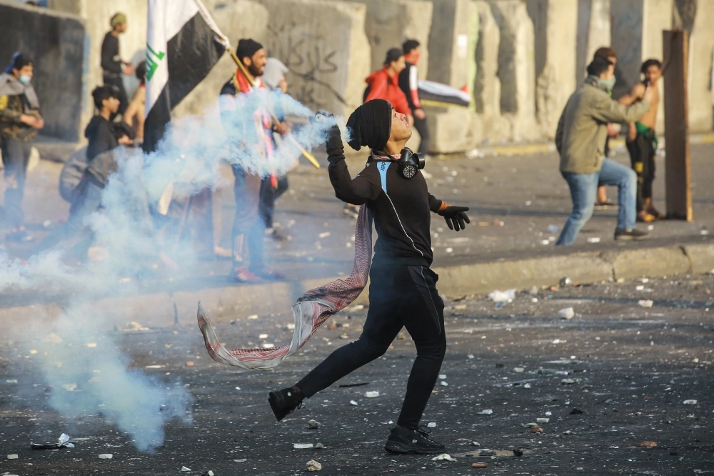 الأمن يلقي قنابل مسيلة على أحد المتظاهرين (د ب أ)