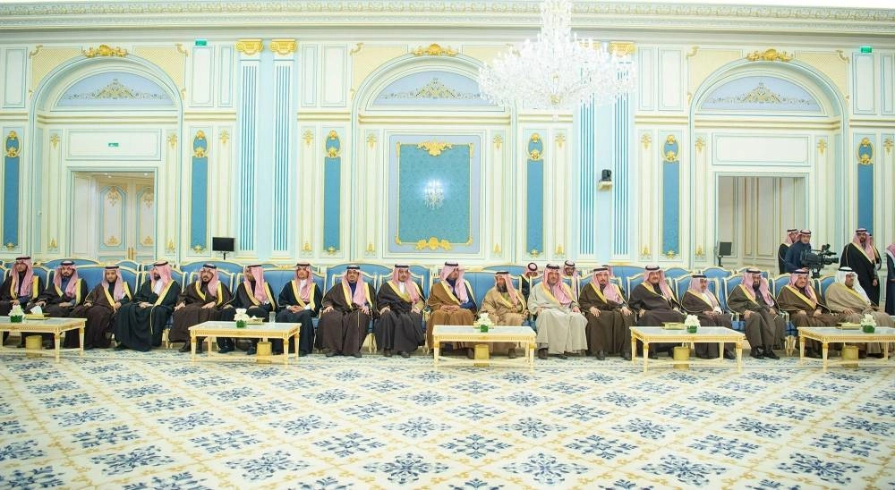   (واس)     الملك سلمان لدى استقباله الأمراء والمفتي والعلماء والمواطنين