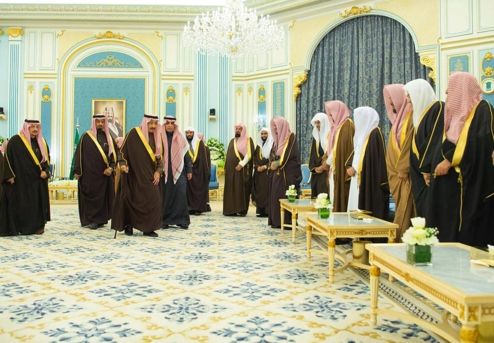   (واس)    الملك سلمان لدى استقباله الأمراء والمفتي والعلماء والمواطنين