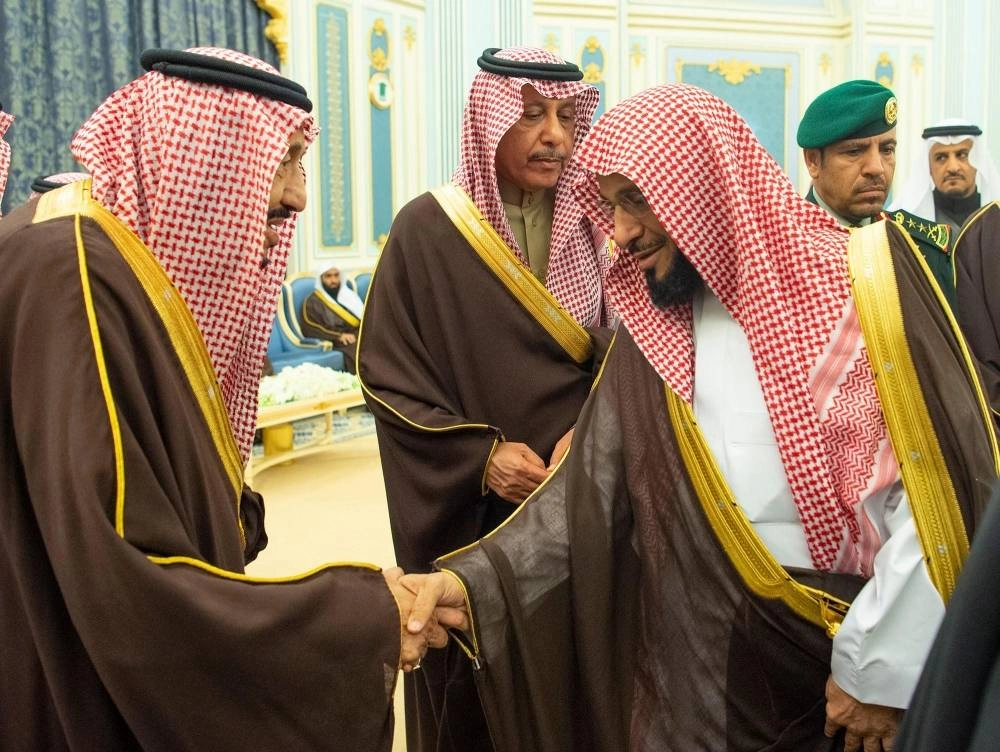      (واس)     الملك سلمان لدى استقباله الأمراء والمفتي والعلماء والمواطنين