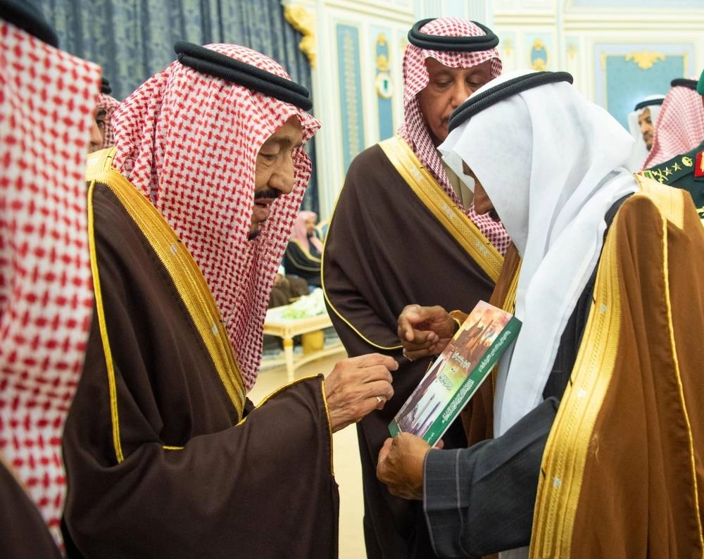     (واس)    الملك سلمان لدى استقباله الأمراء والمفتي والعلماء والمواطنين