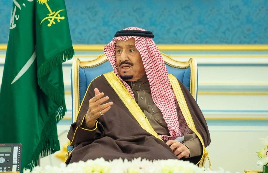 الملك سلمان لدى استقباله الأمراء والمفتي والعلماء والمواطنين      (واس)