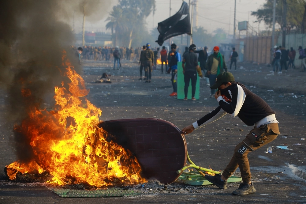 






متظاهر يحرق الإطارات لسد أحد الطرق                           (د ب أ)