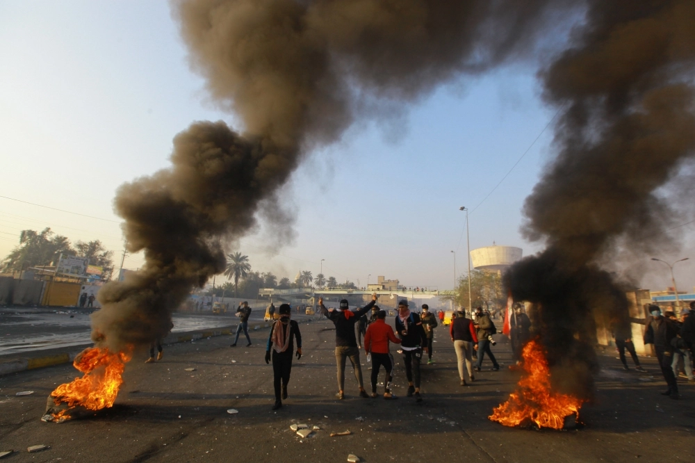 حرائق ودخان كثيف في شوارع بغداد (د ب أ)