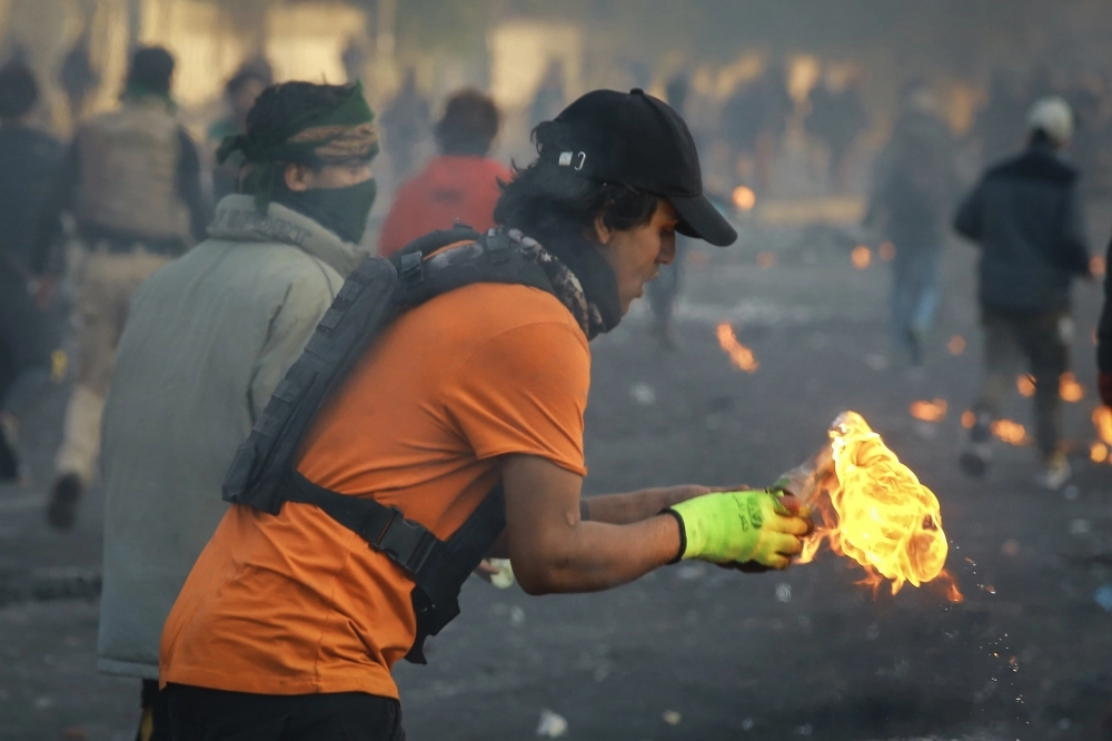 عراقي يشعل النيران في مواجهة قوات الأمن   (د ب أ)