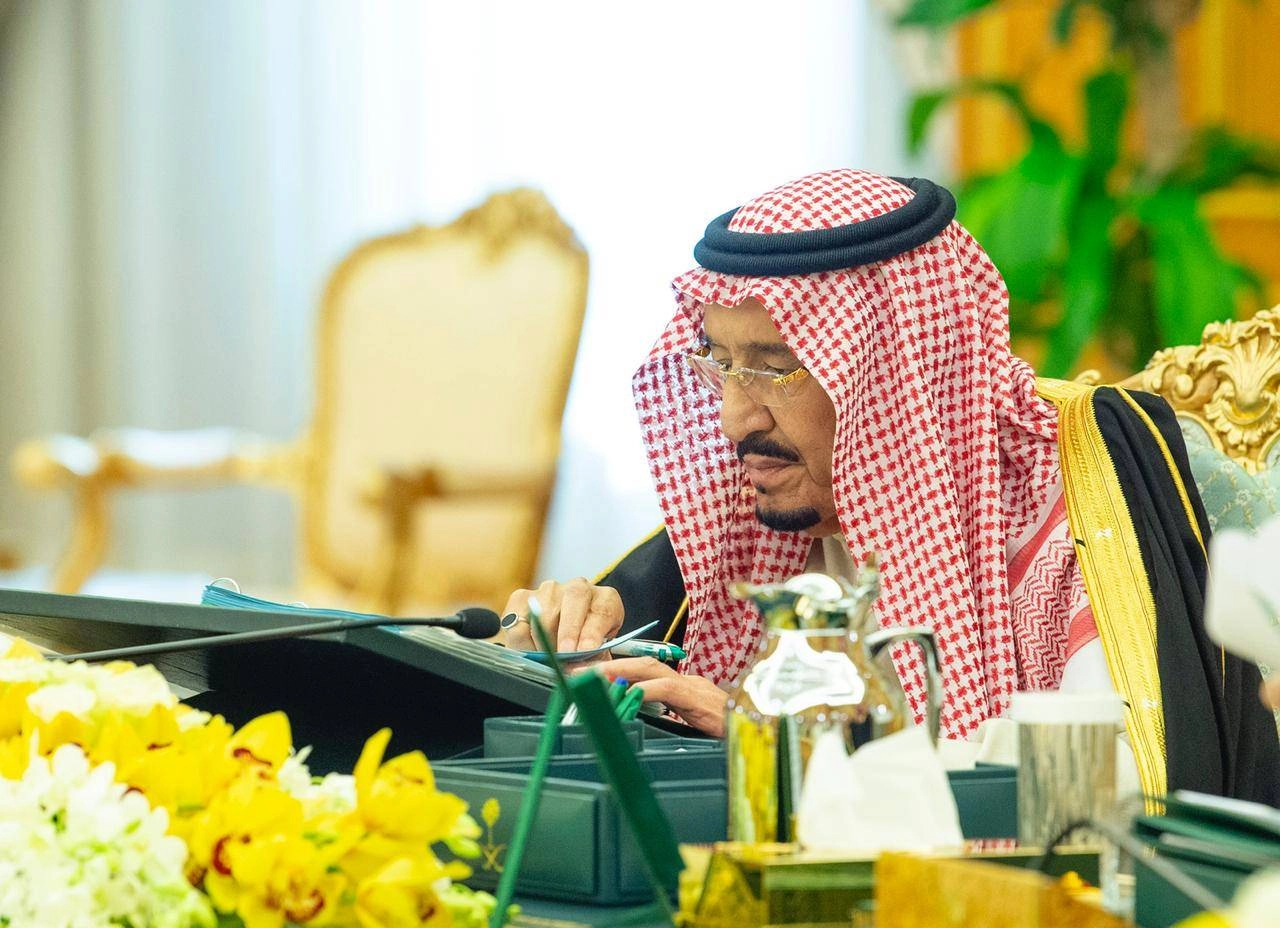 الملك سلمان لدى ترؤسه جلسة مجلس الوزراء في قصر اليمامة أمس  (واس)