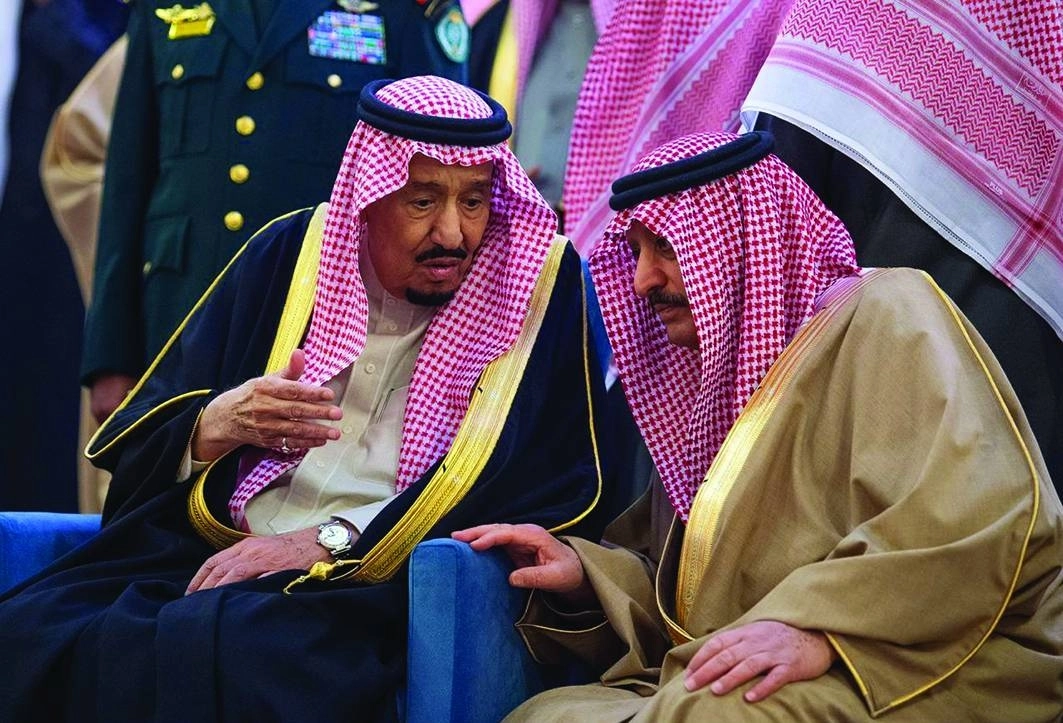 الملك سلمان والأمير أحمد خلال الصلاة