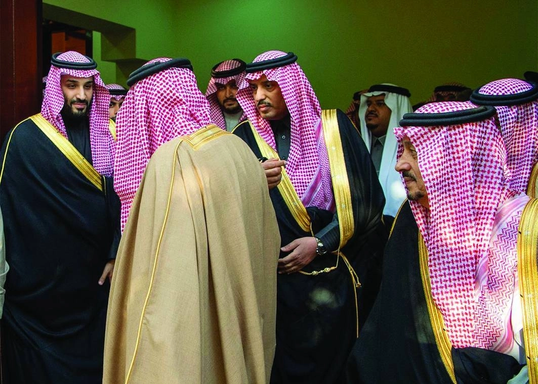 ولي العهد وأمراء خلال الصلاة