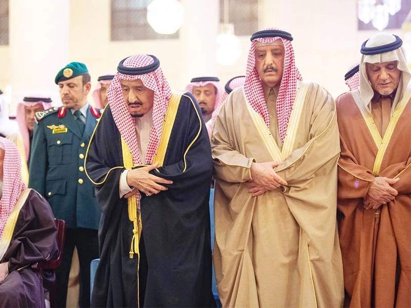 الملك سلمان خلال أداء الصلاة (واس)