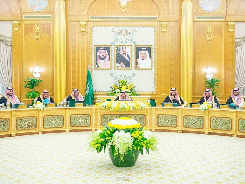 الملك سلمان لدى ترؤسه جلسة مجلس الوزراء في قصر اليمامة أمس (واس)