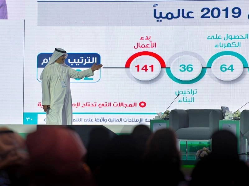 أحد المتحدثين في الجلسة الثانية                        (منتدى الرياض)