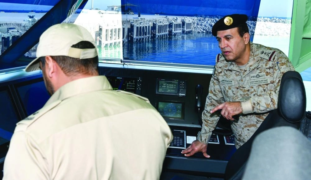 فهد الغفيلي يطلع على تقنية أحد الزوارق الاعتراضية