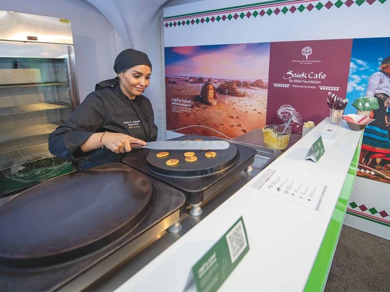 طاهية سعودية في أحد أجنحة مركز مبادرات مؤسسة محمد بن سلمان الخيرية «مسك الخيرية » في منتدى دافوس الاقتصادي .