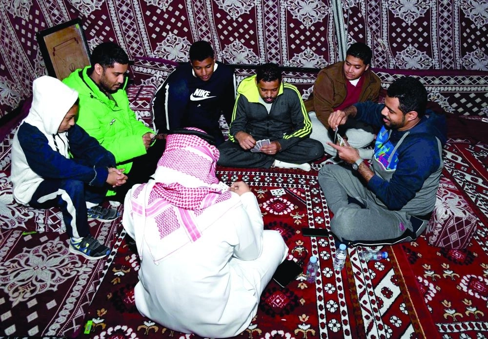 






شباب يلعبون البلوت بمخيم بري                                    (واس)