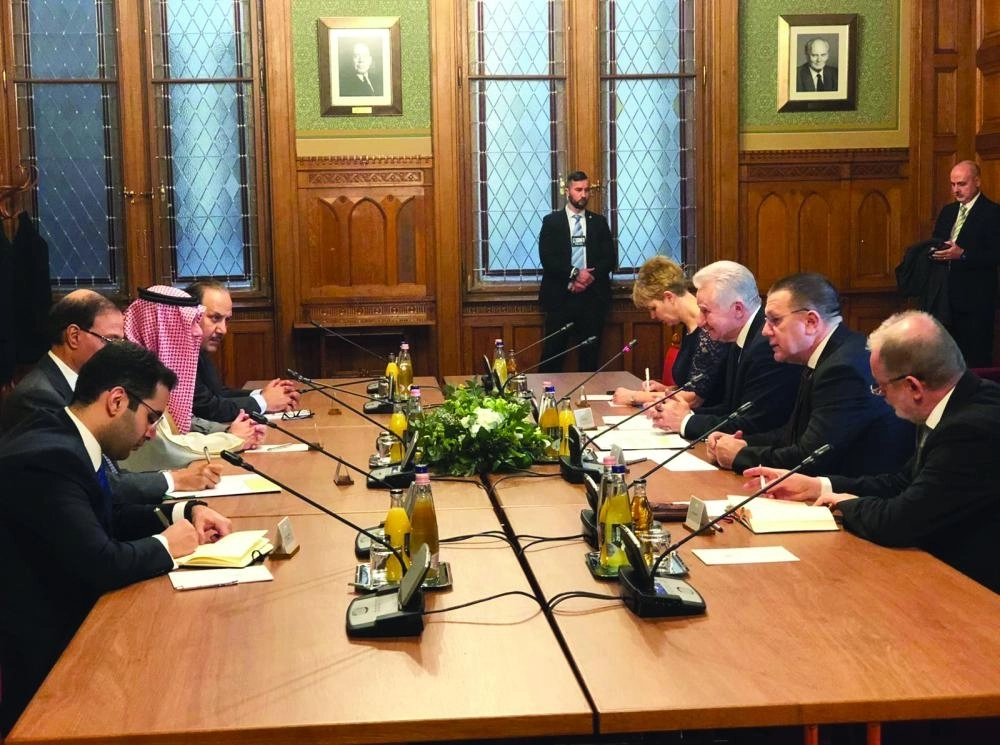 






عادل الجبير خلال لقائه بيتر زيغارتو                                                    (واس)