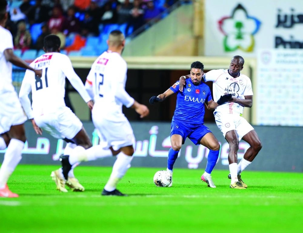 لاعبو الشباب يلاحقون سالم الدوسري في مواجهة أمس     (إعلامي الهلال)