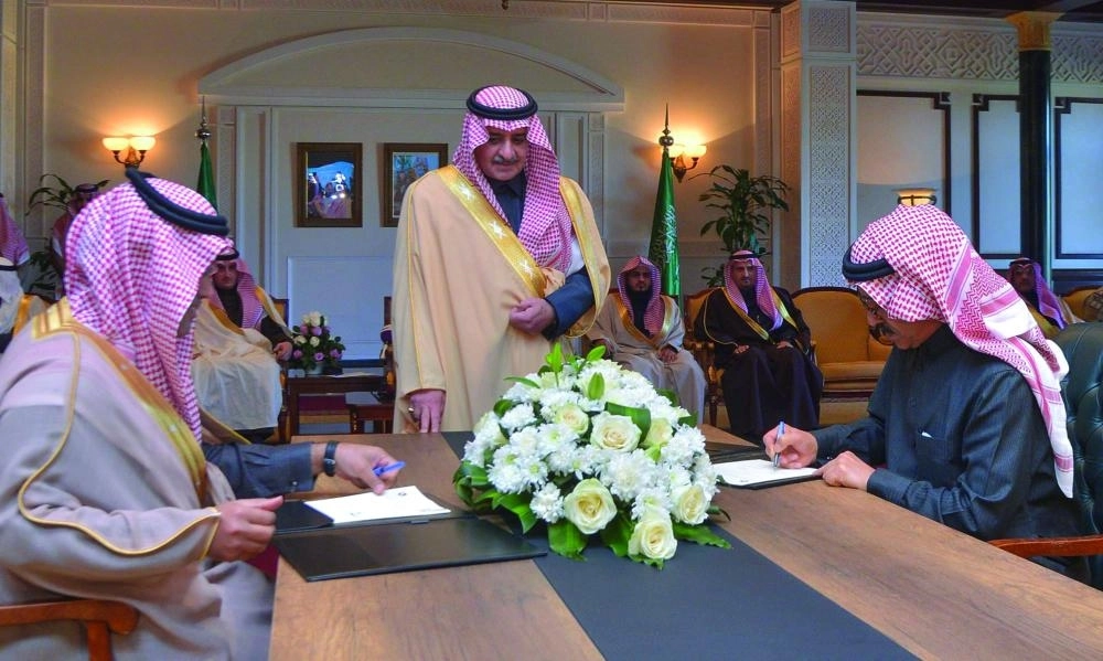 أمير تبوك يحضر توقيع إحدى الاتفاقيات