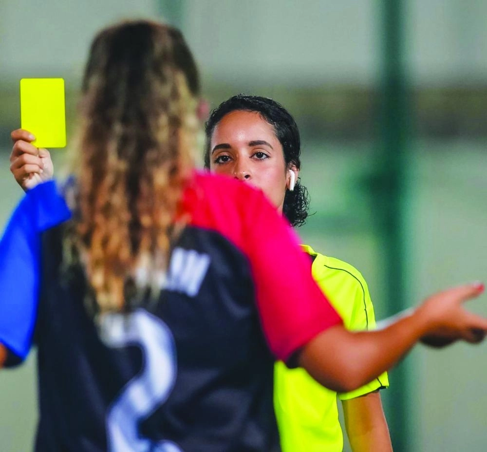 .. وتنذر لاعبة بالبطاقة الصفراء                  (مكة)