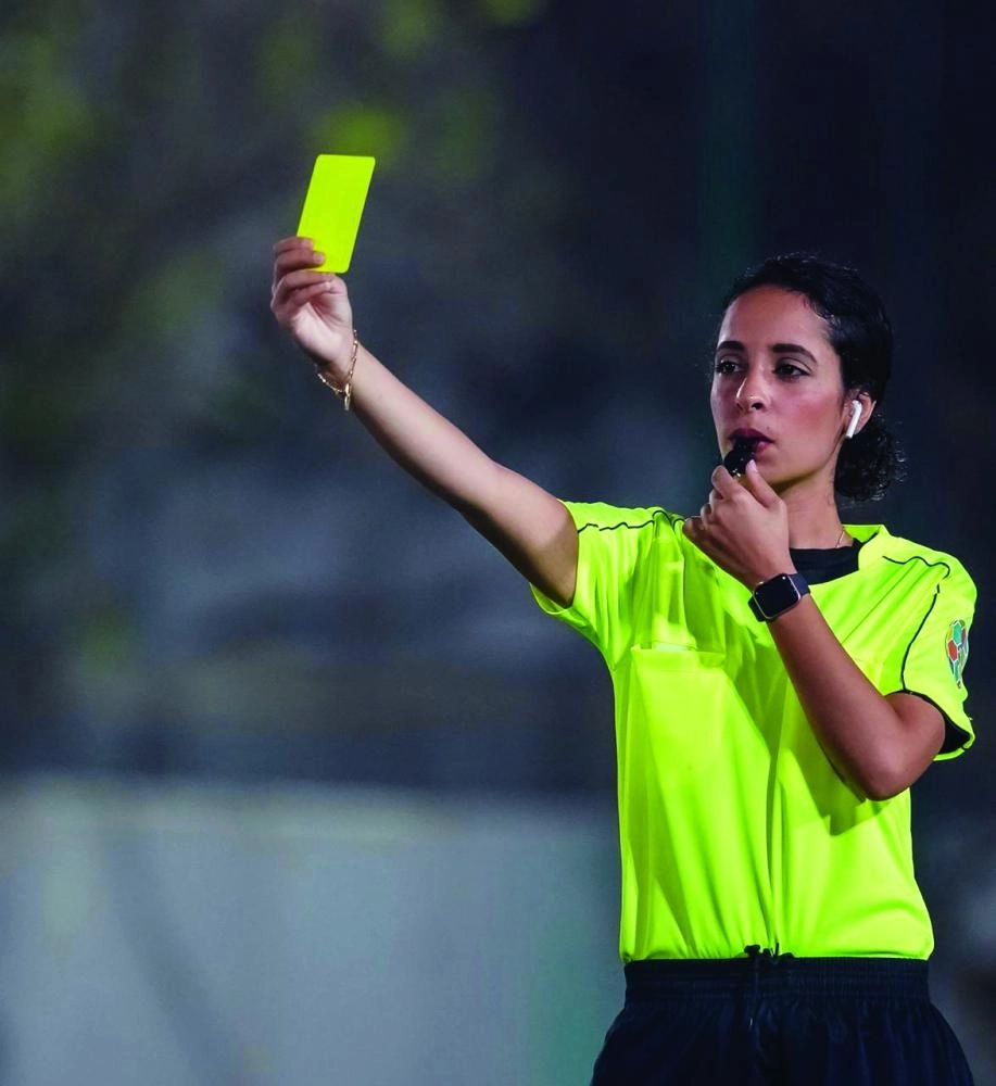 .. وتنذر لاعبة بالبطاقة الصفراء                  (مكة)