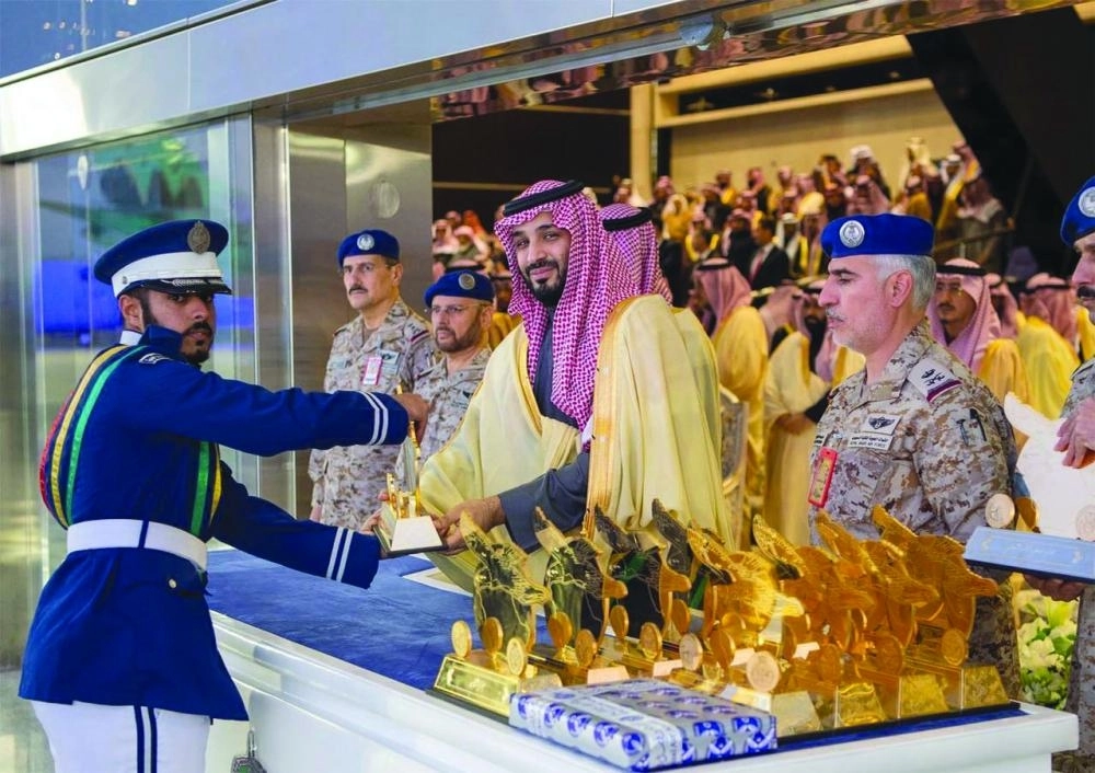 الأمير محمد بن سلمان لدى تسليمه الشهادات للخريجين