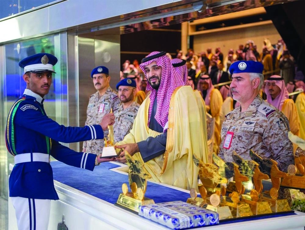 الأمير محمد بن سلمان لدى تسليمه الشهادات للخريجين
