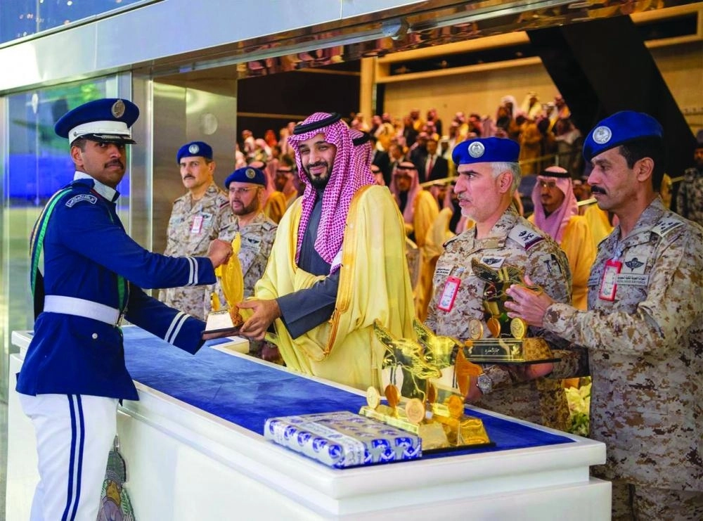 الأمير محمد بن سلمان لدى تسليمه الشهادات للخريجين