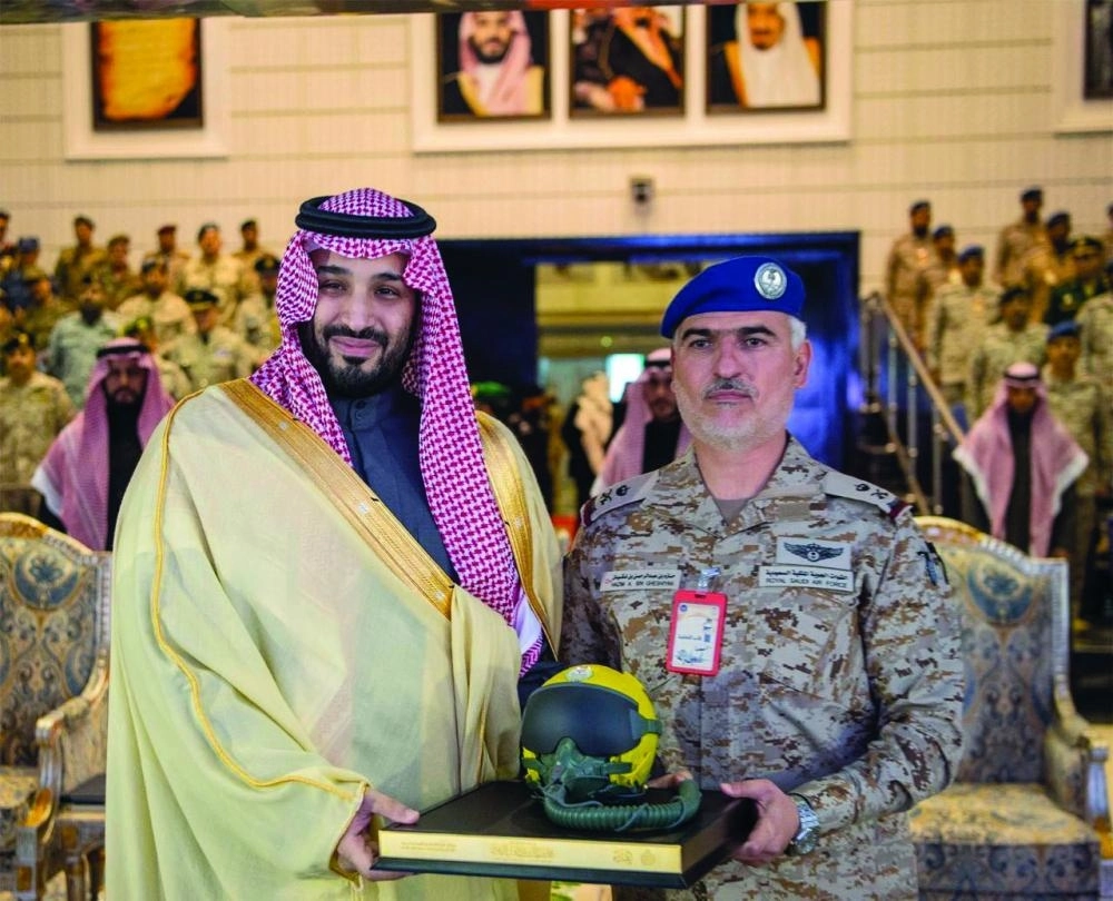 ولي العهد يتسلم هدية تذكارية       